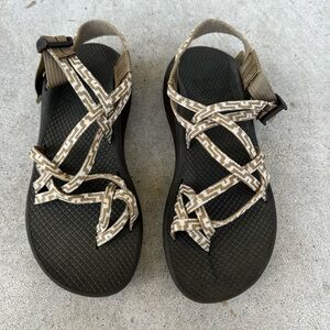 Chaco Women’s size 7 Cloud Dual Strap Sandal Tan and White